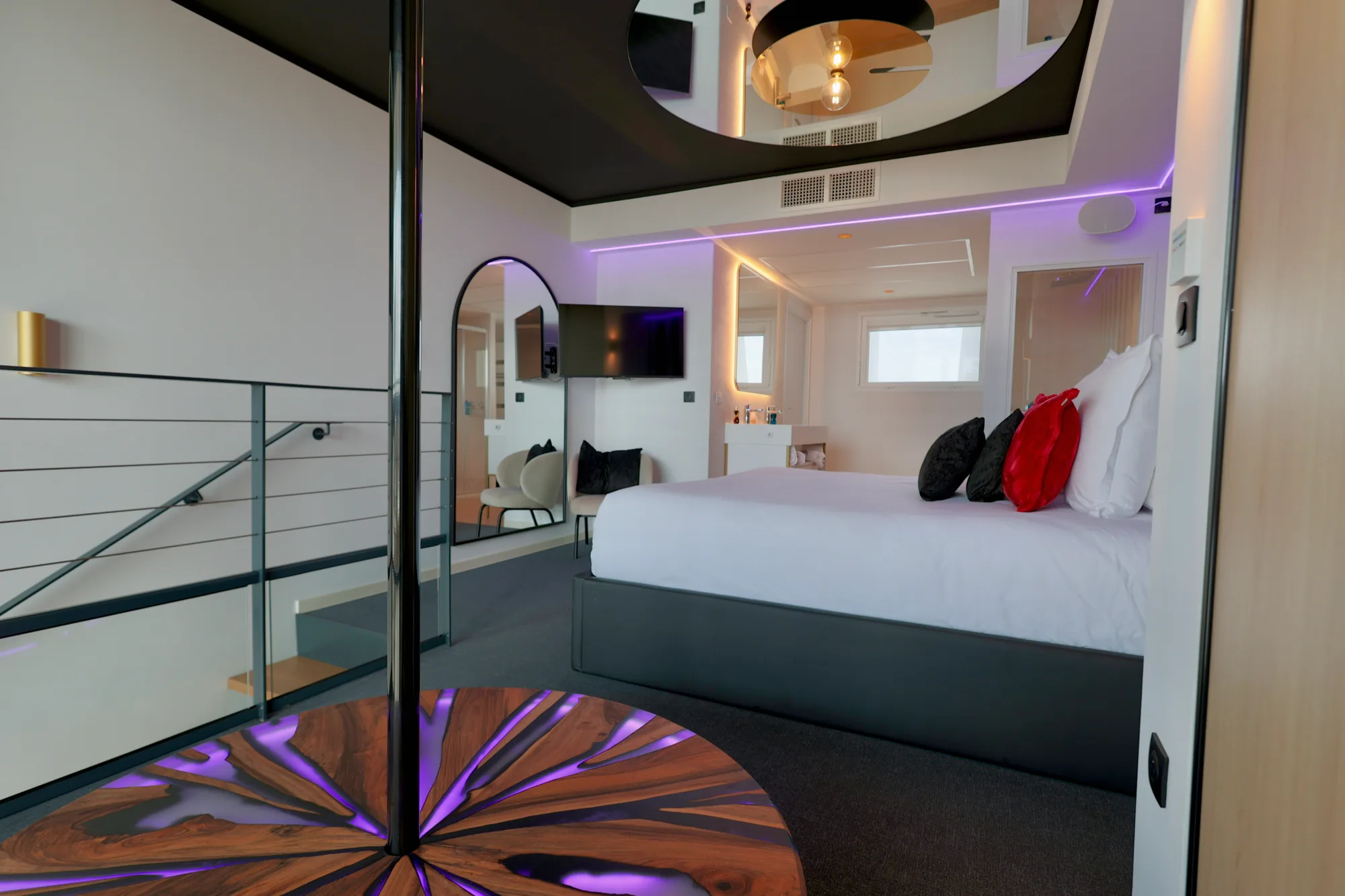 Chambre — ambiance & miroir de plafond