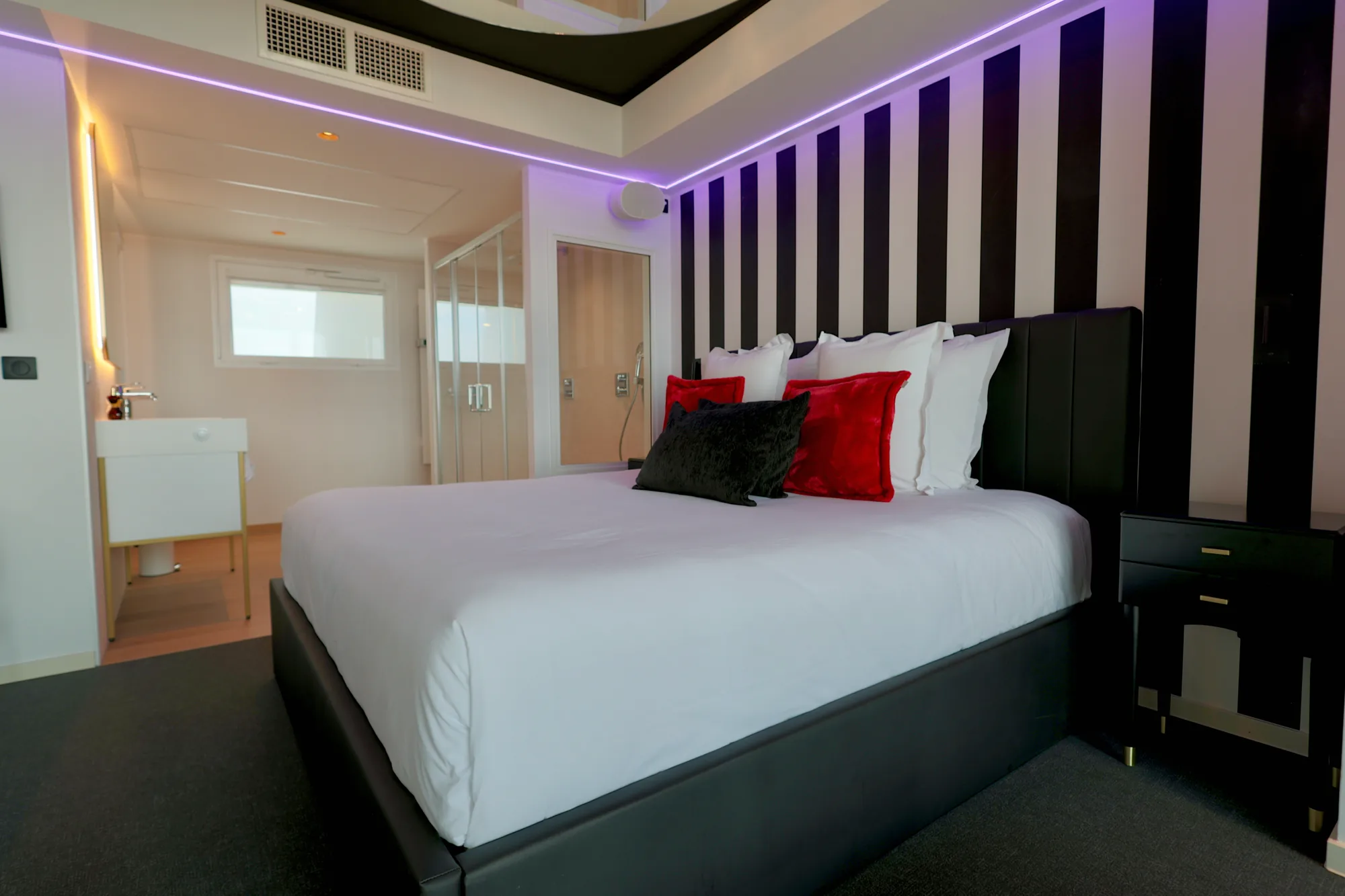 Chambre — palier & vue extérieure