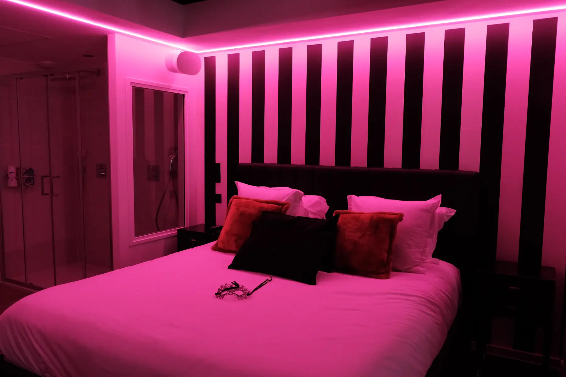 Chambre en éclairage LED rose — ambiance de nuit
