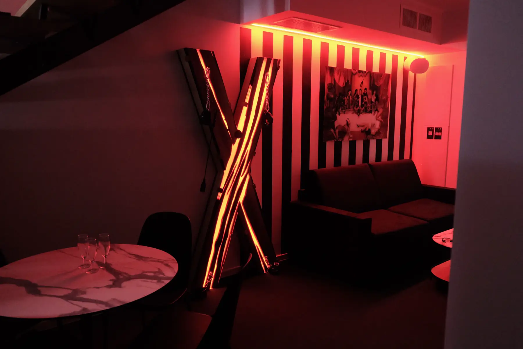 Séjour en LED rouge — croix de Saint-André