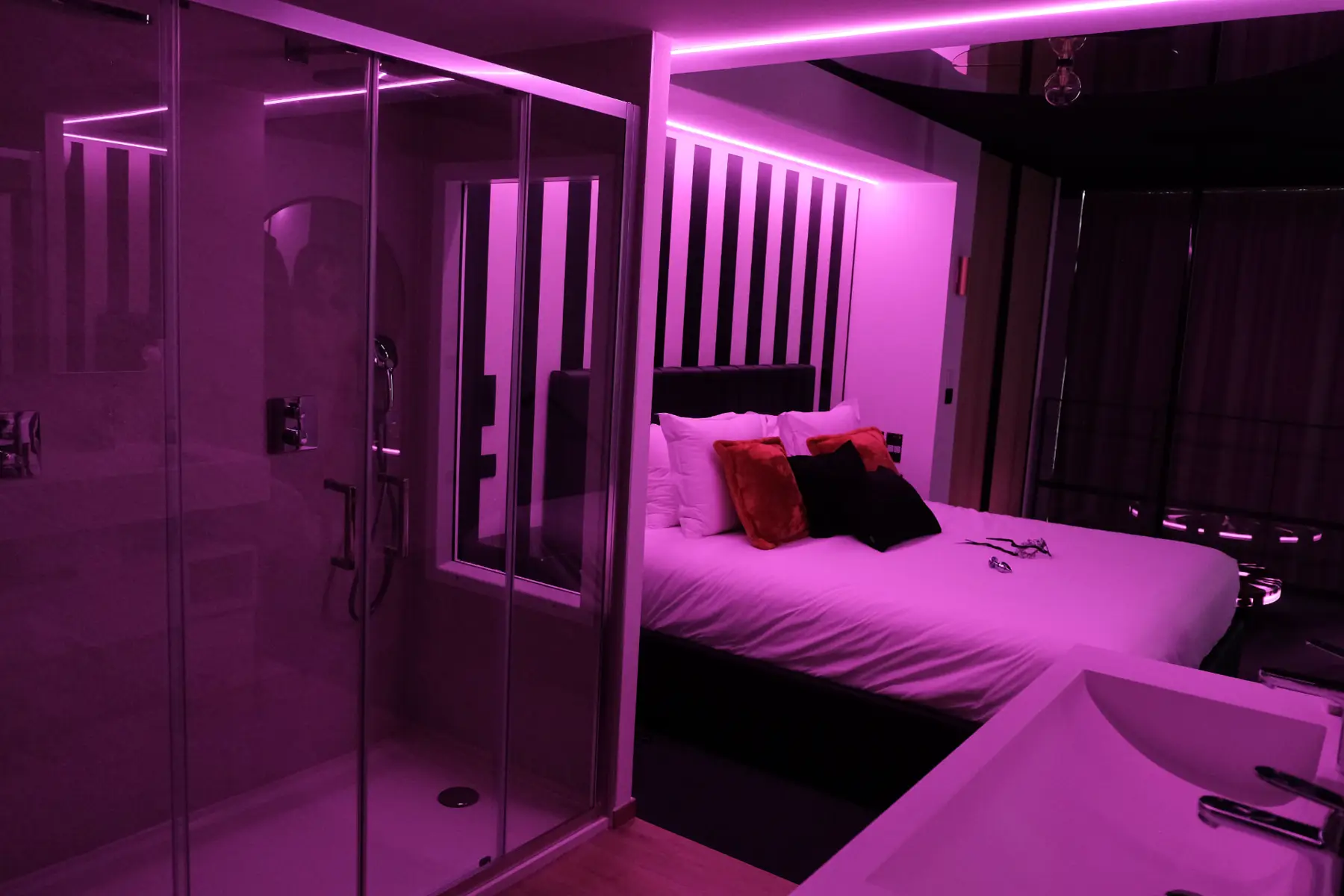 Douche & chambre baignées de LED violette