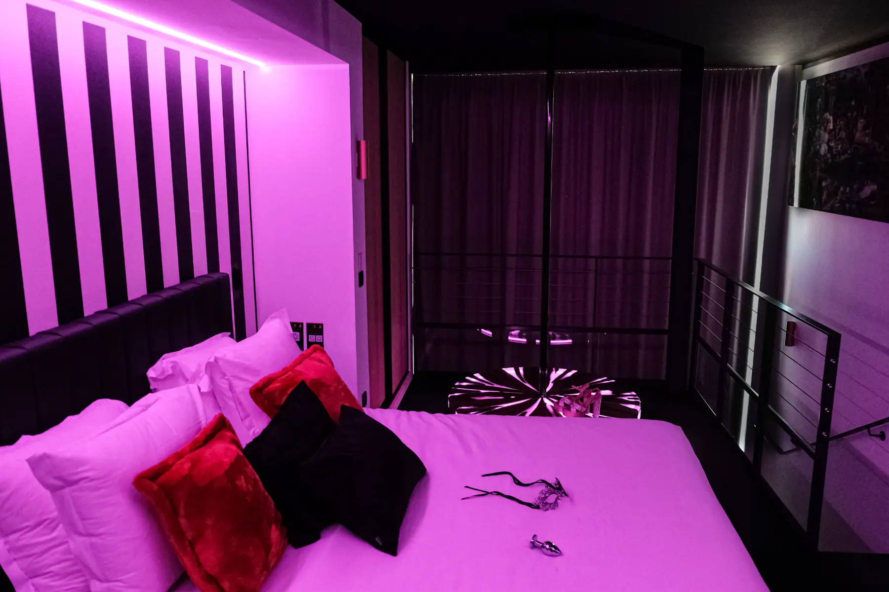 Vue d'ensemble de la chambre en ambiance LED de nuit