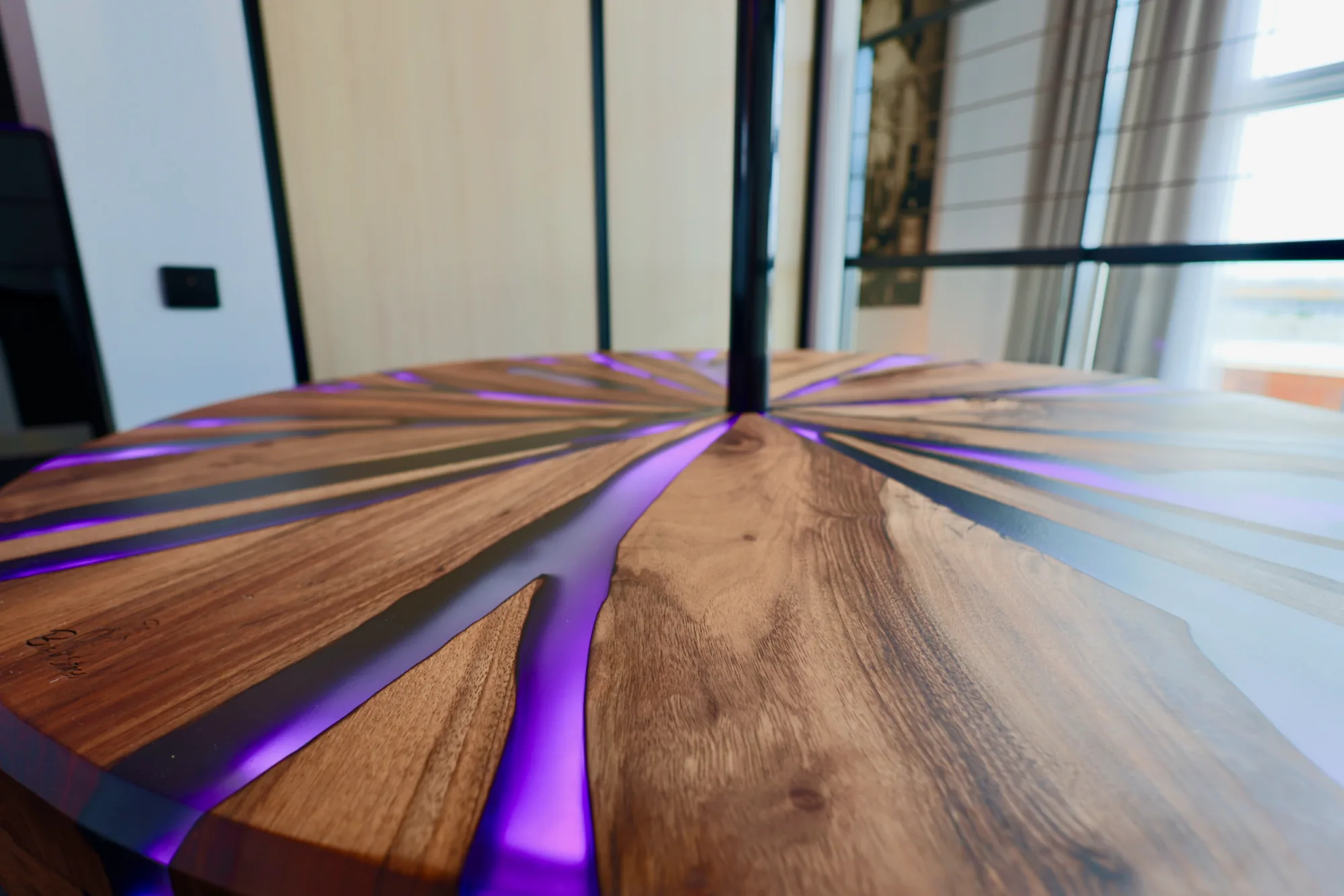 Barre de Pole Dance & podium LED — vue de la chambre