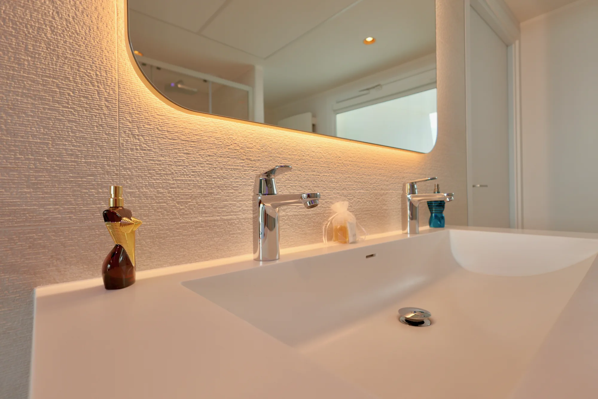 Salle de bain — double vasque & vue d'ensemble