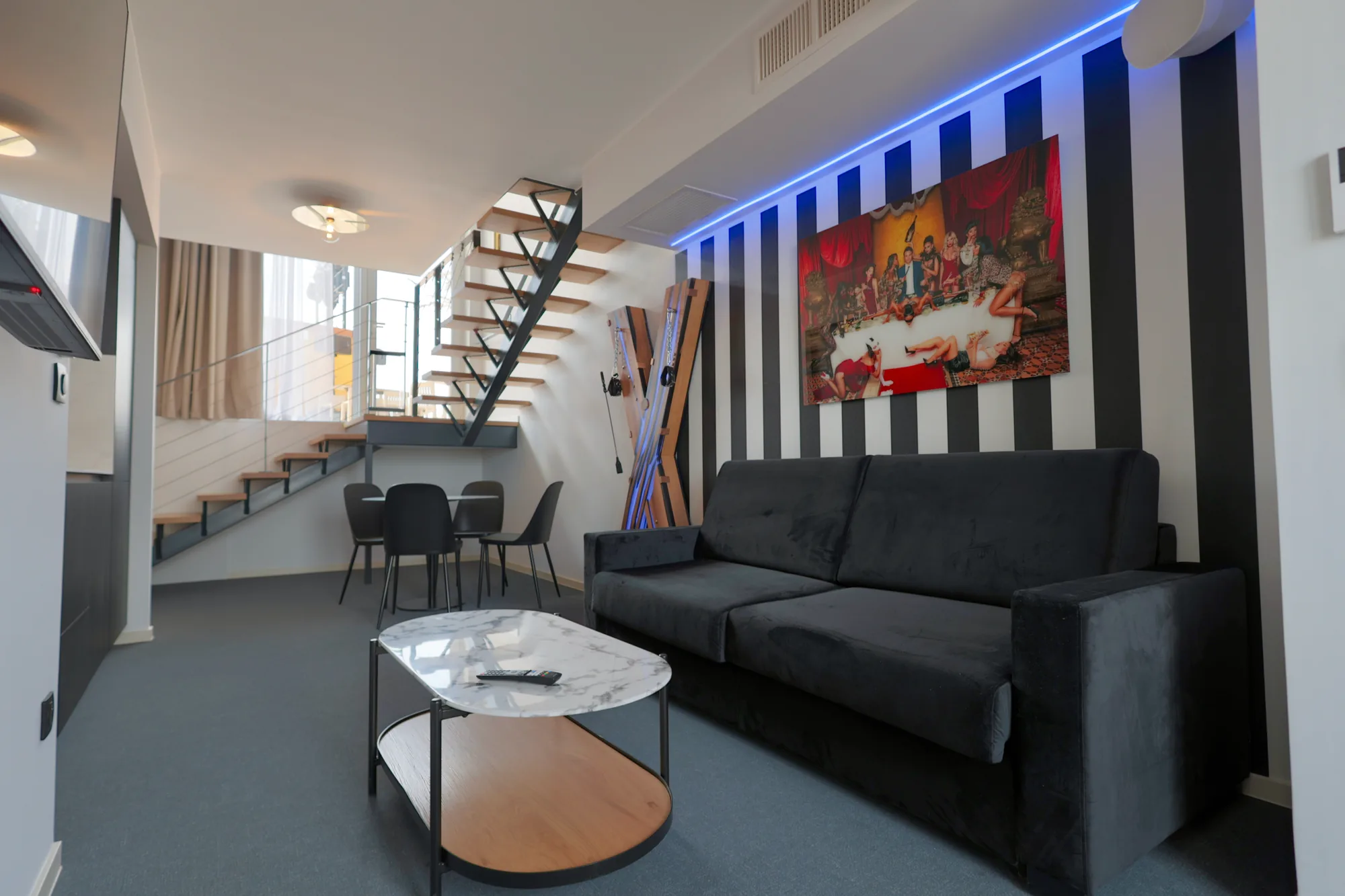 Cuisine équipée & escalier