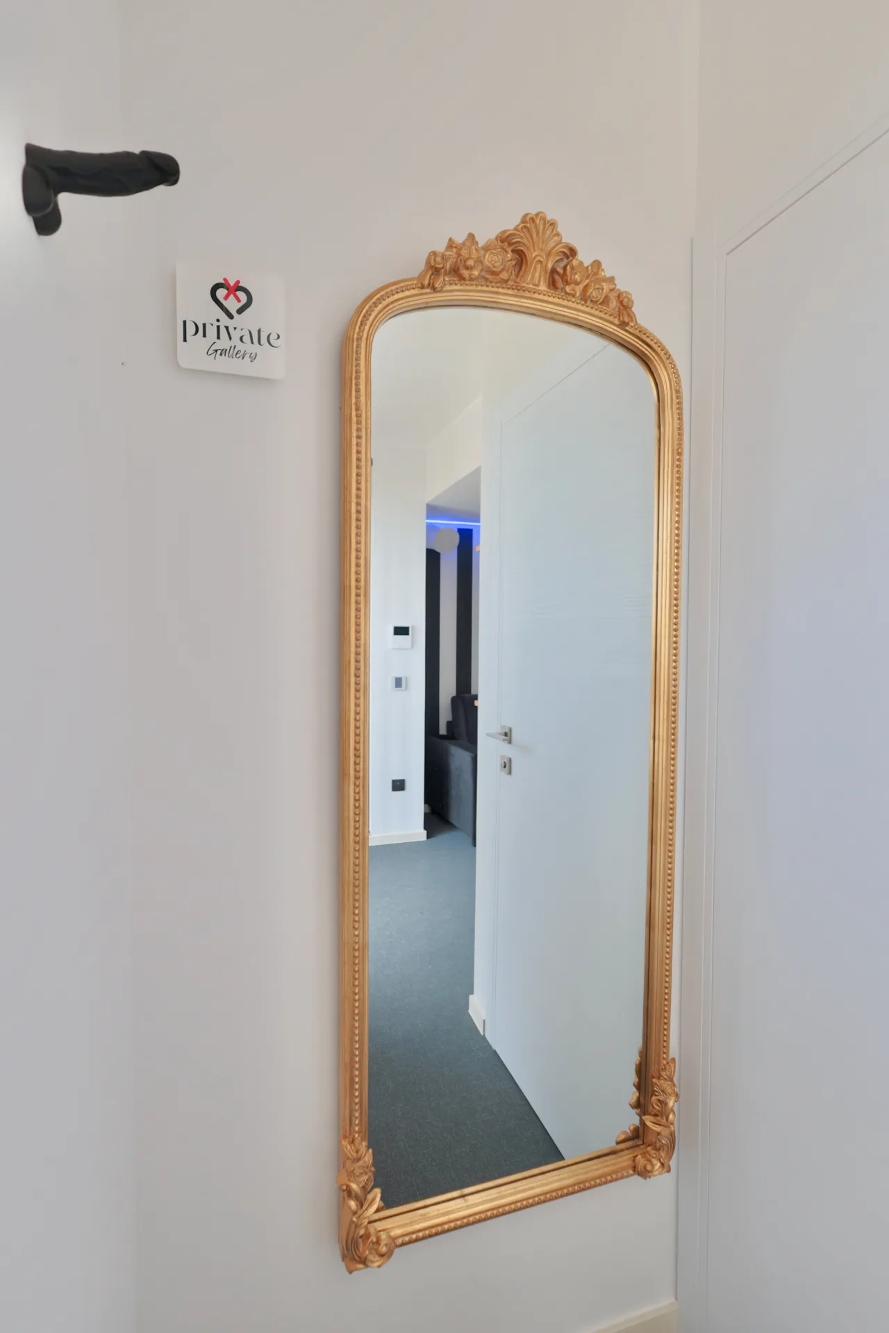Miroir doré & signalétique Private Gallery