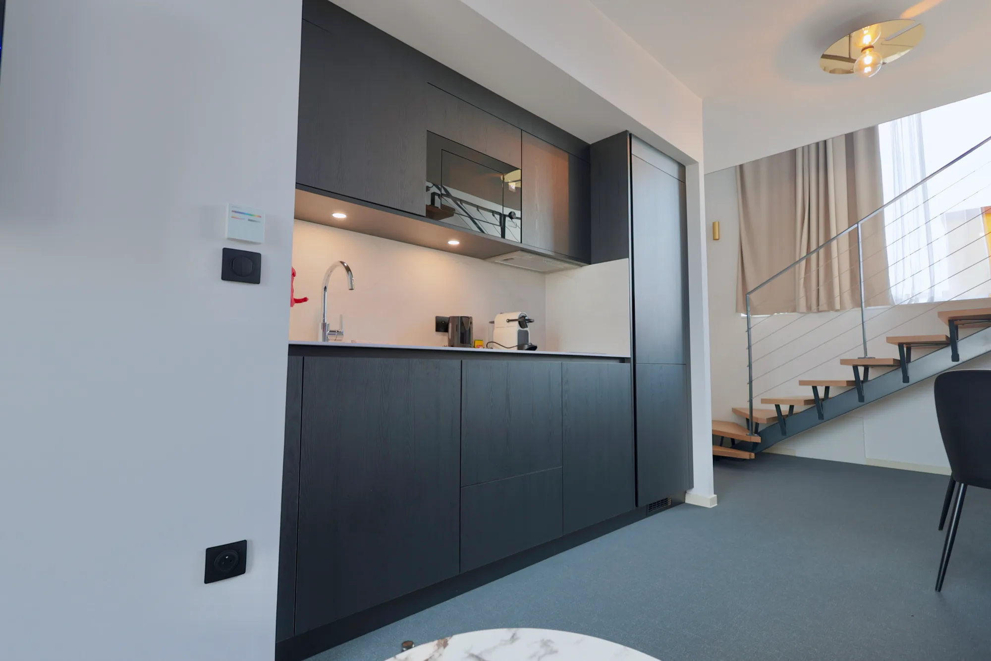 Pièce à vivre — canapé, TV & escalier