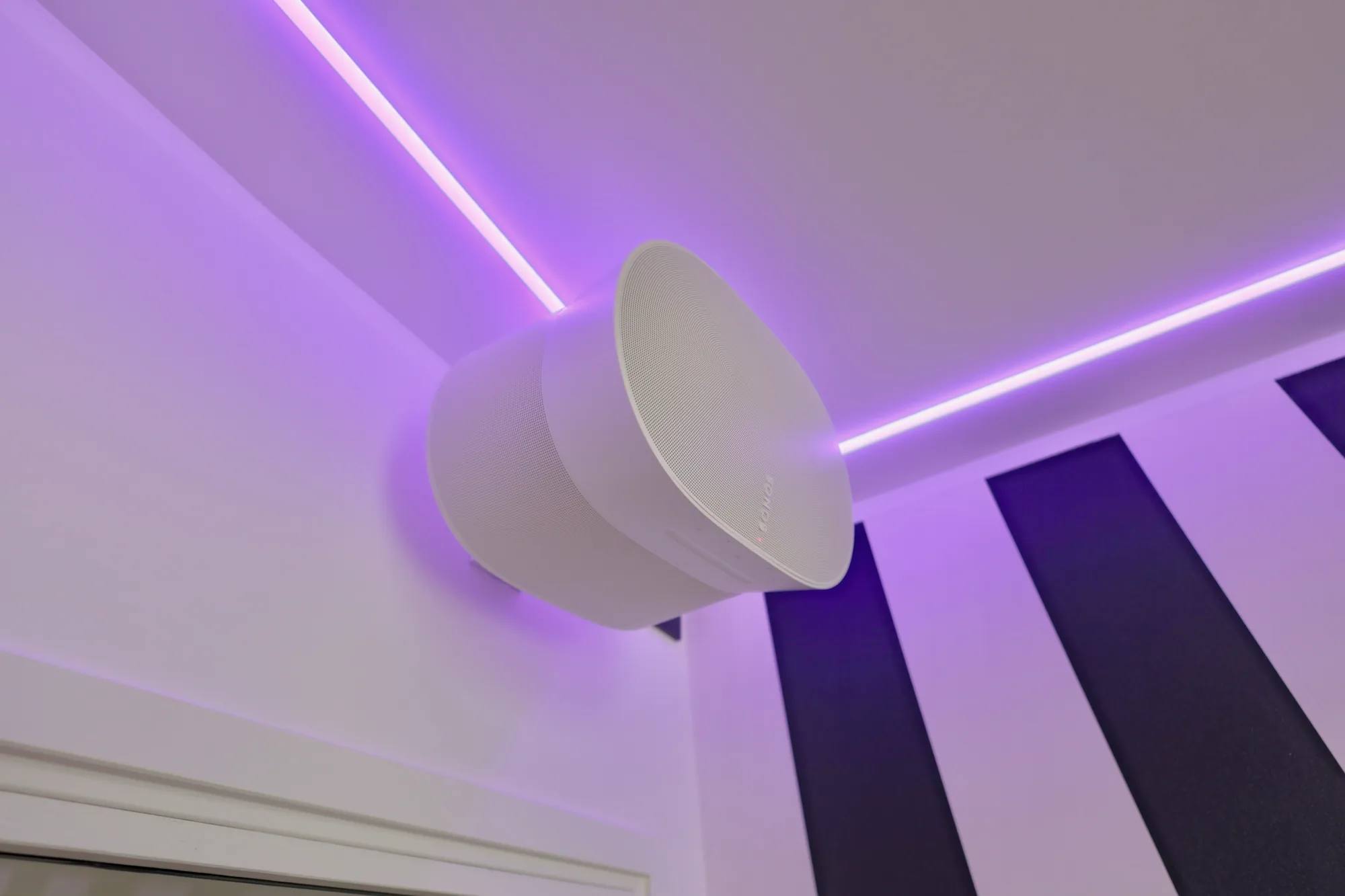 Enceinte Sonos Era 300 dans le séjour, ambiance LED