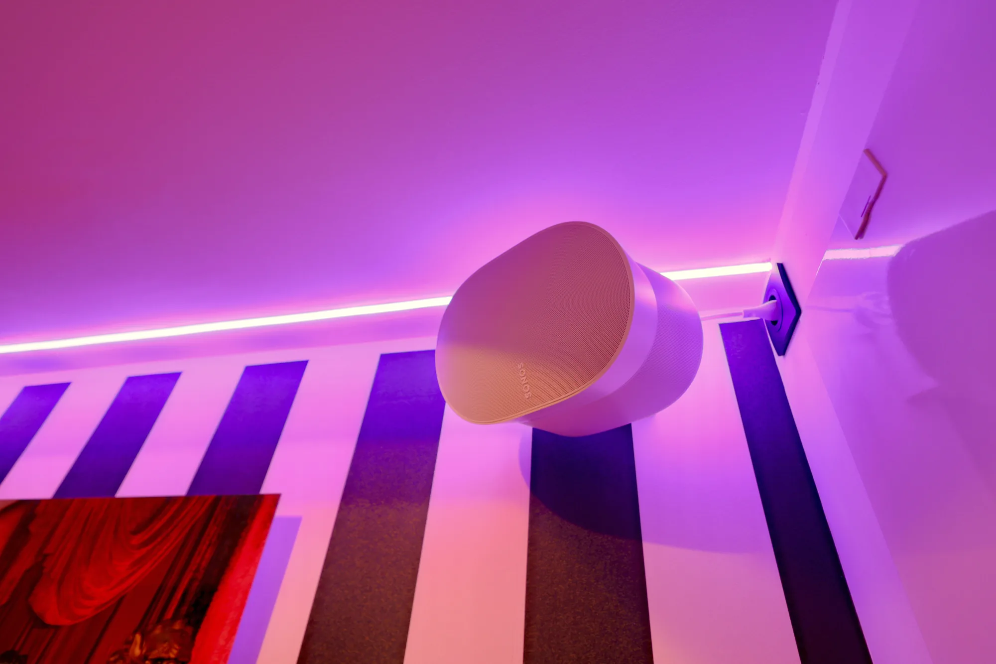 Enceinte Sonos Era 300 dans la chambre, éclairage LED