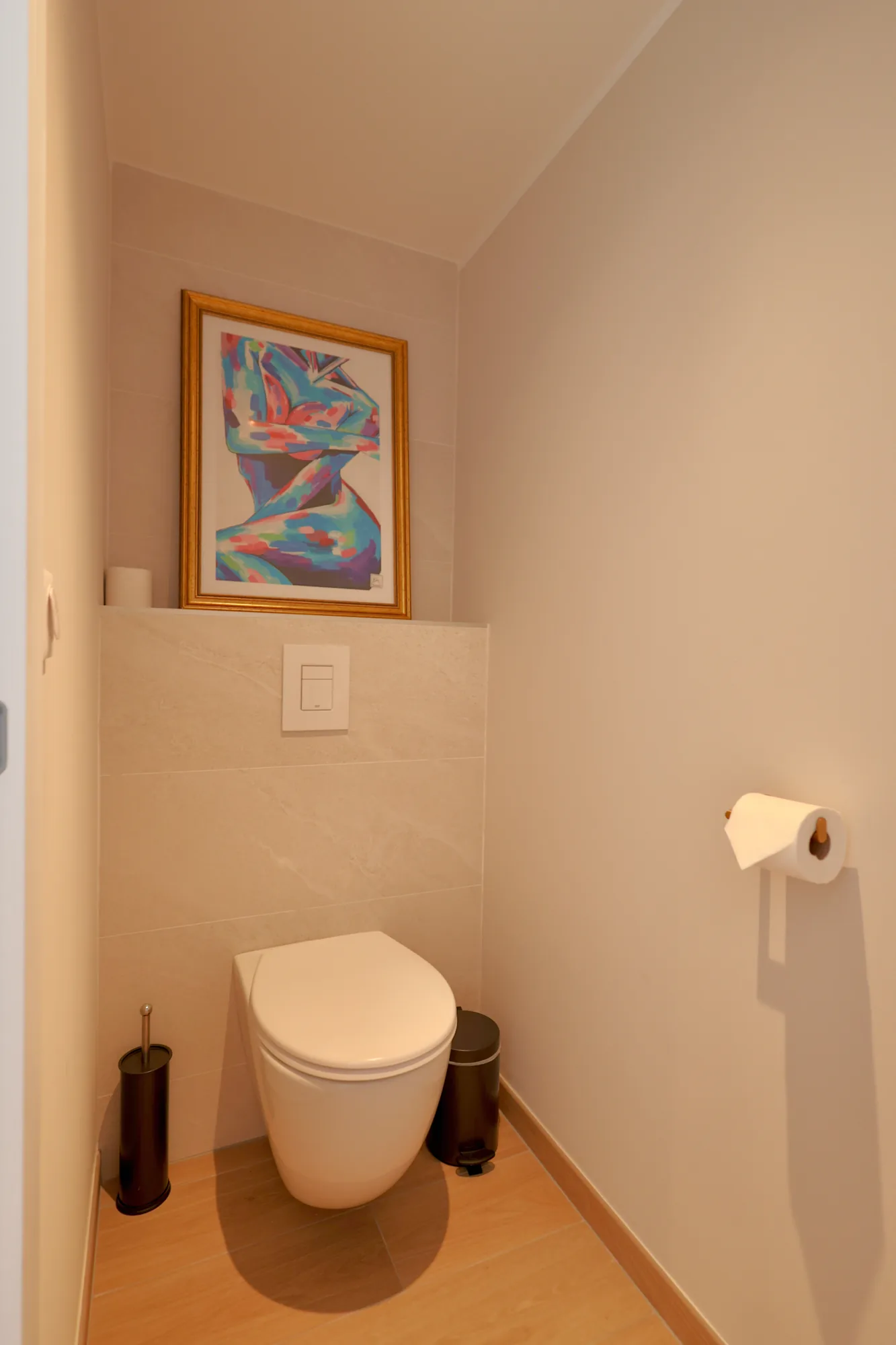 WC séparé de l'étage — œuvre & dérouleur